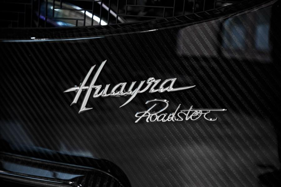 Логотип Pagani Huayra Roadster 2017 года  (фото 23 из 25)
